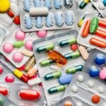 आगरा दवा मार्केट में बड़ी छापेमारी: चार मेडिकल स्टोर्स पर कार्रवाई, लखनऊ से बुलाई गई विशेष टीम