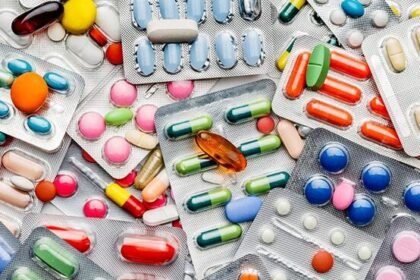 आगरा दवा मार्केट में बड़ी छापेमारी: चार मेडिकल स्टोर्स पर कार्रवाई, लखनऊ से बुलाई गई विशेष टीम