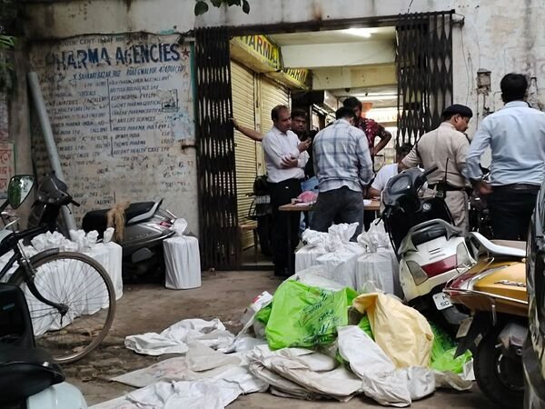 ग्वालियर में 46 पेटी नशीली कफ सिरप जब्त: दिल्ली नारकोटिक्स विभाग की बड़ी कार्रवाई