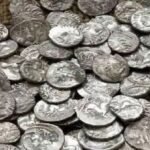 मध्य प्रदेश: मुरैना में खुदाई के दौरान मिले रहस्यमयी 45 चांदी के सिक्के, देखने उमड़ी भीड़