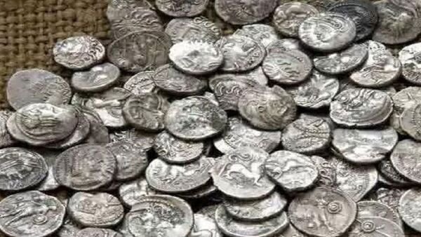 मध्य प्रदेश: मुरैना में खुदाई के दौरान मिले रहस्यमयी 45 चांदी के सिक्के, देखने उमड़ी भीड़