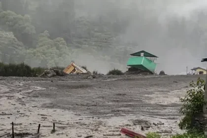 जम्मू-कश्मीर के वारनो में भारी बारिश: तेज आवाज, जमीन धंसी और पानी का तेज बहाव
