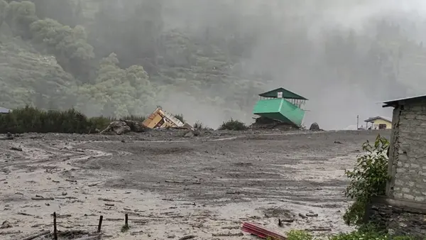 जम्मू-कश्मीर के वारनो में भारी बारिश: तेज आवाज, जमीन धंसी और पानी का तेज बहाव