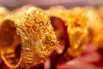 सोना ₹1,00,397 प्रति 10 ग्राम पर पहुंचा, चांदी ₹1.12 लाख किलो: जानिए आज आपके शहर में क्या हैं रेट