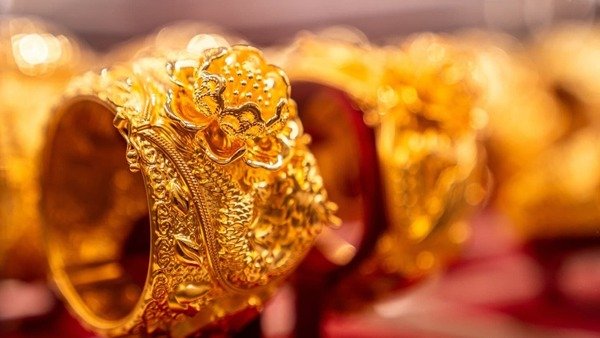 सोना ₹1,00,397 प्रति 10 ग्राम पर पहुंचा, चांदी ₹1.12 लाख किलो: जानिए आज आपके शहर में क्या हैं रेट