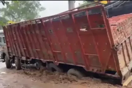 ग्वालियर में फिर धंसी सड़क: ट्रक 3 फीट गड्ढे में फंसा, लोगों ने जताई नाराज़गी