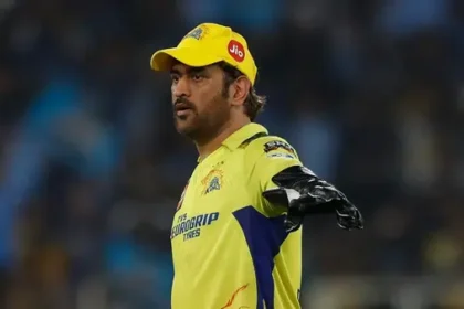 आईपीएल 2025 चेन्नई सुपर किंग्स (CSK) के लिए निराशाजनक रहा। टीम प्वाइंट्स टेबल में 10वें स्थान पर रही और सीजन के बीच में ही कप्तानी महेंद्र सिंह धोनी को संभालनी पड़ी। बावजूद इसके, टीम का प्रदर्शन नहीं सुधर पाया। अब धोनी ने आईपीएल 2026 से पहले बड़ा बयान दिया है। उन्होंने साफ कहा कि रुतुराज गायकवाड़ की वापसी से टीम की बल्लेबाजी को नई मजबूती मिलेगी। धोनी का बयान: रुतुराज गायकवाड़ वापसी करेंगे महेंद्र सिंह धोनी ने कहा: "हम अपने बल्लेबाजी क्रम को लेकर थोड़े चिंतित थे, लेकिन मुझे लगता है कि अब स्थिति काफी बेहतर होगी। रुतु (गायकवाड़) चोट से उबरकर वापसी करेंगे। उनकी मौजूदगी टीम को मजबूती देगी।" गायकवाड़ को पिछले सीजन के दौरान कोहनी की चोट लगी थी, जिसके कारण वे शुरुआती मैचों के बाद पूरे टूर्नामेंट से बाहर हो गए थे। टीम को मजबूत करने की योजना धोनी ने आगे कहा कि केवल गायकवाड़ की वापसी ही काफी नहीं है, बल्कि टीम को और मजबूती देने के लिए दिसंबर में होने वाली मिनी नीलामी का भी फायदा उठाया जाएगा। कमियों की पहचान: धोनी ने माना कि टीम में कुछ कमजोरियां थीं। नीलामी से सुधार: फ्रेंचाइजी खिलाड़ियों की कमी को दूर करने की योजना बना रही है। सीखने पर जोर: धोनी ने कहा, "जरूरी यह है कि आप गलतियों से सीखें।" आईपीएल 2025: निराशाजनक सफर कप्तान: महेंद्र सिंह धोनी (सीजन के बीच में जिम्मेदारी संभाली) टीम का प्रदर्शन: 14 मैचों में केवल 4 जीत प्वाइंट्स टेबल: 10वां स्थान प्रमुख झटका: रुतुराज गायकवाड़ की चोट धोनी ने स्वीकार किया कि पिछले दो सीजन में सीएसके का प्रदर्शन उम्मीद से काफी कमजोर रहा है, लेकिन वे अब इसे सुधारने के लिए पूरी तरह तैयार हैं। निष्कर्ष महेंद्र सिंह धोनी का यह बयान साफ करता है कि चेन्नई सुपर किंग्स आईपीएल 2026 में नई रणनीति और मजबूत संयोजन के साथ मैदान में उतरेगी। रुतुराज गायकवाड़ की वापसी टीम की बल्लेबाजी लाइन-अप के लिए बड़ी राहत साबित हो सकती है।