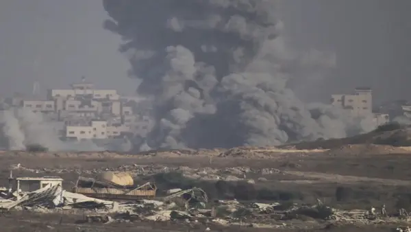 इजरायल का गाजा पर बड़ा हमला: 3 पत्रकारों समेत 15 लोगों की मौत, नेतन्याहू की नई योजना पर बढ़ा तनाव