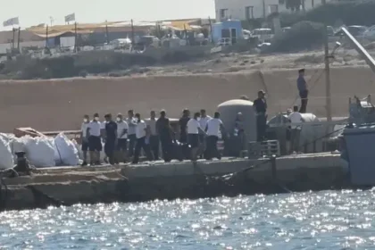 इटली में नाव हादसा: प्रवासियों से भरी नाव पलटी, 26 की मौत, कई अब भी लापता