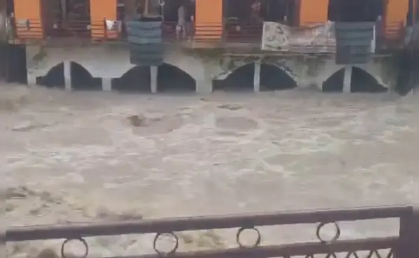 देहरादून में 74 साल बाद मूसलाधार बारिश का कहर, बादल फटा, हाईवे बंद और केदारनाथ यात्रा स्थगित