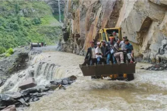 हिमाचल प्रदेश में बादल फटने और बाढ़ का कहर: 325 सड़कें बंद, कई पुल बह गए