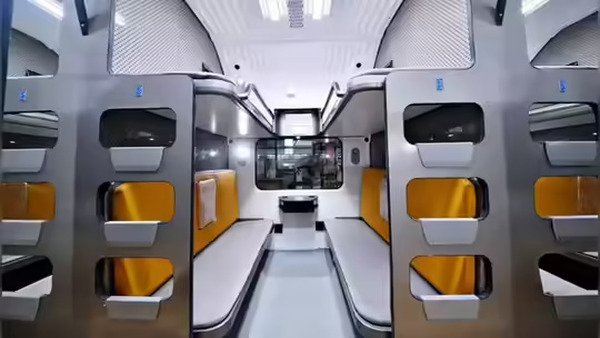 प्रयागराज से गुजरेगी देश की पहली स्लीपर वंदे भारत, राजधानी एक्सप्रेस से कम समय में पहुंचेगी दिल्ली