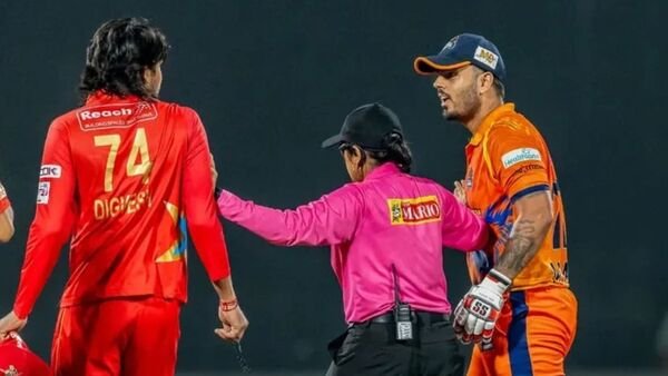 दिल्ली प्रीमियर लीग में खिलाड़ियों के बीच हुई लड़ाई, 5 खिलाड़ियों पर लगा जुर्माना