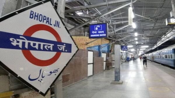 भोपाल रेलवे स्टेशन पर पकड़ी गई 4 करोड़ की कोकीन और क्रिस्टल मेथ, विदेशी महिला गिरफ्तार