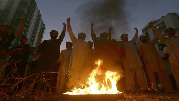 पाकिस्तान में स्वतंत्रता दिवस पर कराची में अंधाधुंध फायरिंग, 3 की मौत और 60 से अधिक घायल