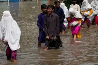 पाकिस्तान में बाढ़ से तबाही: 5 लाख लोग बेघर, 800 से ज्यादा की मौत