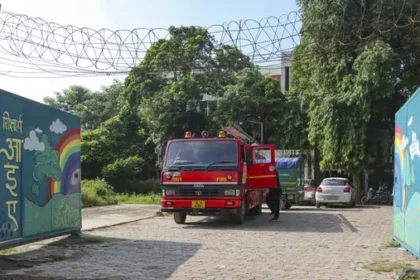 दिल्ली के 6 स्कूलों को बम धमकी, फायर ब्रिगेड और पुलिस मौके पर तैनात