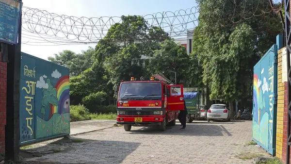 दिल्ली के 6 स्कूलों को बम धमकी, फायर ब्रिगेड और पुलिस मौके पर तैनात