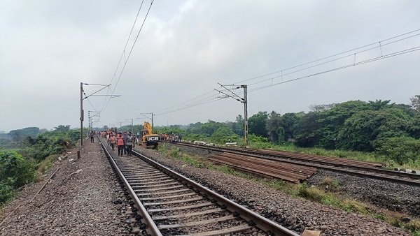 मरम्मत पटरी पर मोड़ दी जनशताब्दी एक्सप्रेस, बड़ा हादसा टला – दो अधिकारी निलंबित,जानें पूरी घटना