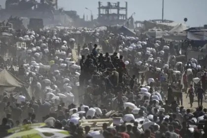 गाजा में मदद लेने पहुंचे फलस्तीनियों पर गोलीबारी, 10 की मौत