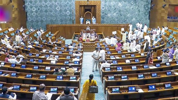 "नया इनकम टैक्स (नंबर-2) बिल 2025 लोकसभा में पास, टैक्सपेयर्स के लिए बड़े बदलाव और राहतें"