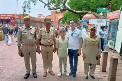 ताजमहल पर बिछड़ा बच्चा, पुलिस ने 5 मिनट में कराया माता-पिता से मिलन