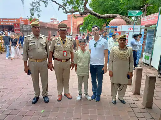 ताजमहल पर बिछड़ा बच्चा, पुलिस ने 5 मिनट में कराया माता-पिता से मिलन