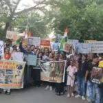 आगरा में स्ट्रीट डॉग्स के समर्थन में रैली | पशु प्रेमियों ने एमसीडी के खिलाफ किया प्रदर्शन