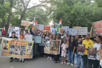 आगरा में स्ट्रीट डॉग्स के समर्थन में रैली | पशु प्रेमियों ने एमसीडी के खिलाफ किया प्रदर्शन