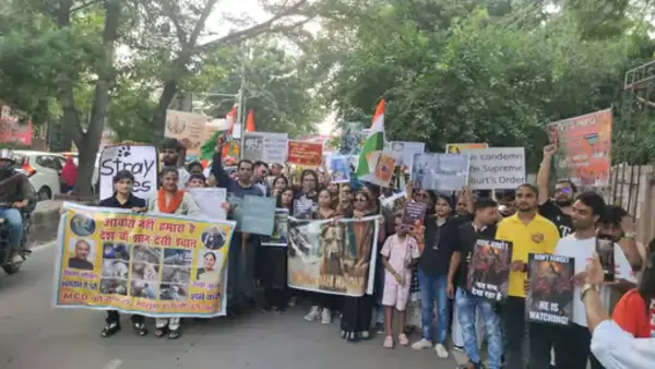 आगरा में स्ट्रीट डॉग्स के समर्थन में रैली | पशु प्रेमियों ने एमसीडी के खिलाफ किया प्रदर्शन