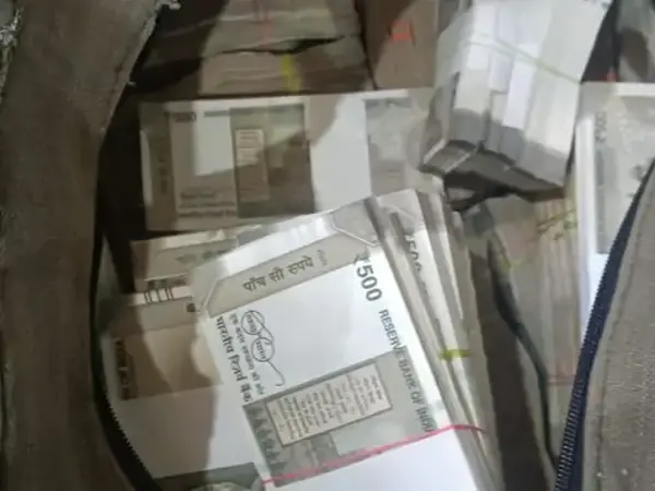 दवा व्यापारी ने दी एक करोड़ की रिश्वत की पेशकश: आगरा में ड्रग विभाग और STF की बड़ी कार्रवाई