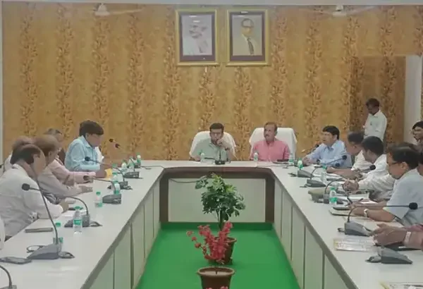 आगरा DM ने जताई नाराजगी, नगर आयुक्त नहीं पहुंचे बैठक में | जनकपुरी रामलीला तैयारियों पर उठे सवाल