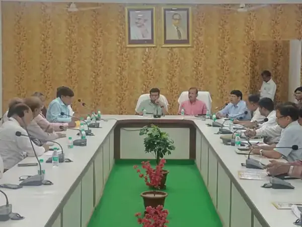 आगरा DM ने जताई नाराजगी, नगर आयुक्त नहीं पहुंचे बैठक में | जनकपुरी रामलीला तैयारियों पर उठे सवाल