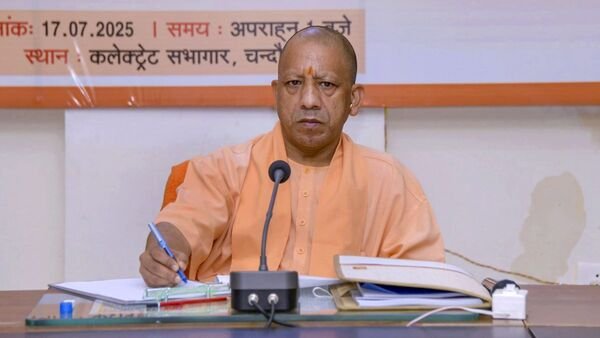 बाढ़ राहत के लिए CM योगी ने बनाई ‘टीम-11’, जानें किन मंत्रियों को सौंपी गई बड़ी जिम्मेदारी