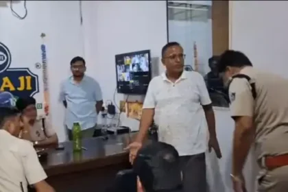 ग्वालियर में ₹5 लाख की लूट: नकाबपोश बदमाशों ने व्यापारी को 10 फीट तक घसीटा, फायरिंग कर भागे