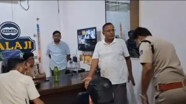 ग्वालियर में ₹5 लाख की लूट: नकाबपोश बदमाशों ने व्यापारी को 10 फीट तक घसीटा, फायरिंग कर भागे