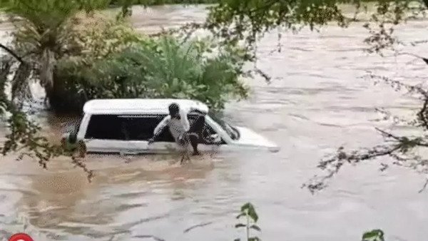 मध्यप्रदेश में बारिश का कहर: कालीसिंध और गुंजाली नदियों में बह गईं गाड़ियाँ, ग्रामीणों ने बचाया
