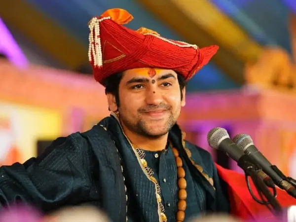 धीरेंद्र शास्त्री का बयान: "हिंदू हज नहीं जाते, तो मुस्लिमों को गरबा में नहीं आना चाहिए"