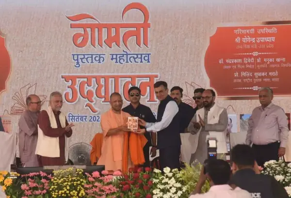 लखनऊ विश्वविद्यालय में योगी आदित्यनाथ ने किया गोमती बुक फेस्टिवल का शुभारंभ