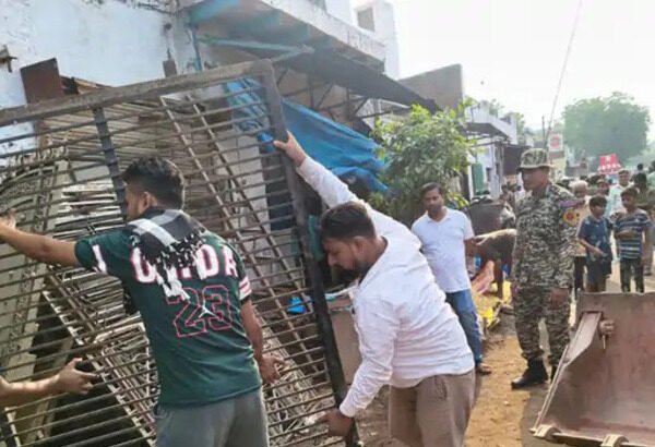 आगरा में अतिक्रमण हटाने पर हंगामा: दुकानदारों और नगर निगम के बीच हुई नोकझोंक