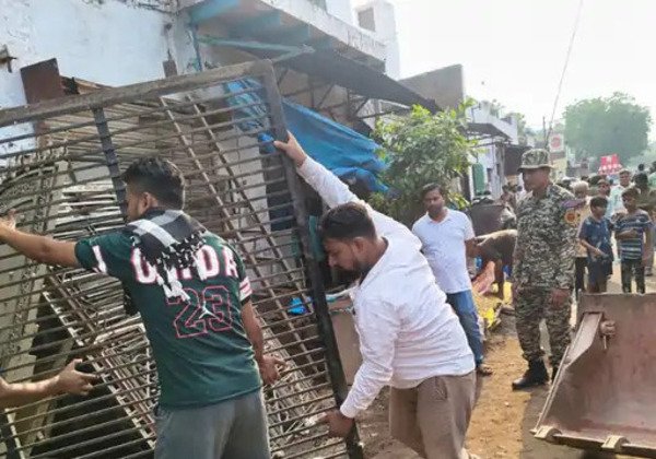 आगरा में अतिक्रमण हटाने पर हंगामा: दुकानदारों और नगर निगम के बीच हुई नोकझोंक