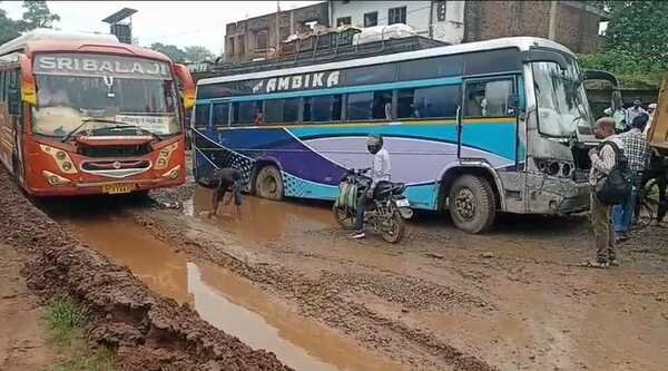 अंबिकापुर: जर्जर सड़क और बारिश ने हाईवे को बनाया गड्ढों का जाल, यात्रियों की बढ़ी परेशानी