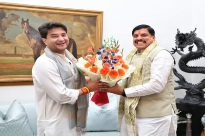 मुख्यमंत्री मोहन यादव ने ज्योतिरादित्य सिंधिया से की मुलाकात, भेंट की वैदिक घड़ी