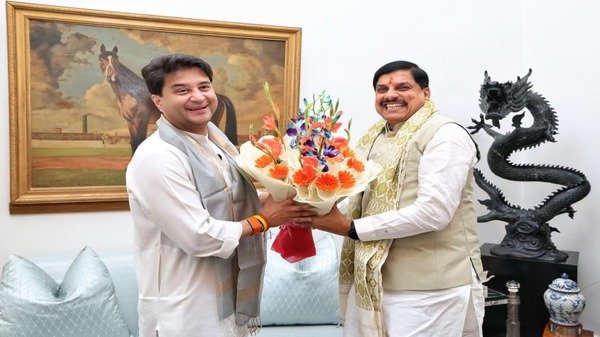 मुख्यमंत्री मोहन यादव ने ज्योतिरादित्य सिंधिया से की मुलाकात, भेंट की वैदिक घड़ी