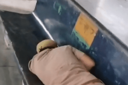 मिर्जापुर रेलवे स्टेशन: ड्यूटी के दौरान प्लेटफार्म पर सोता रहा जीआरपी सिपाही, वीडियो वायरल
