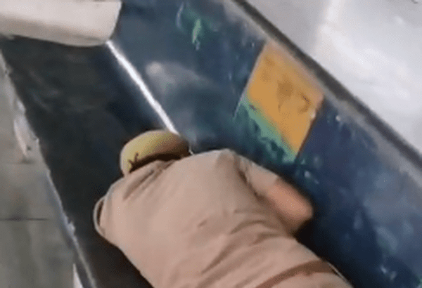 मिर्जापुर रेलवे स्टेशन: ड्यूटी के दौरान प्लेटफार्म पर सोता रहा जीआरपी सिपाही, वीडियो वायरल