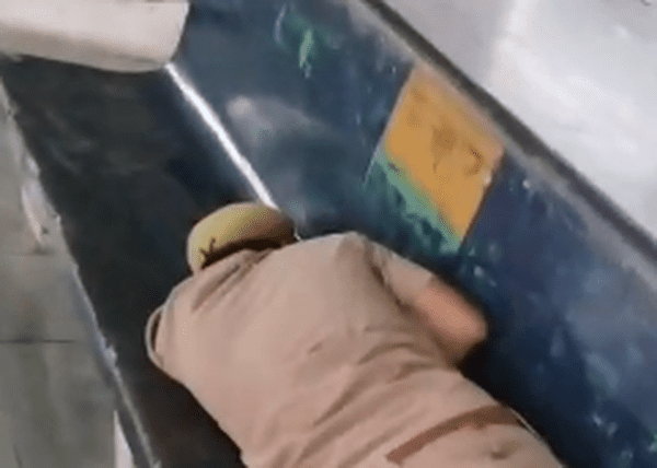 मिर्जापुर रेलवे स्टेशन: ड्यूटी के दौरान प्लेटफार्म पर सोता रहा जीआरपी सिपाही, वीडियो वायरल