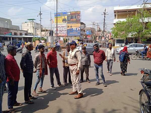 यातायात नियम तोड़ने वालों को मिली सीख: ग्वालियर में बिना हेलमेट चालकों को दिलाई गई शपथ