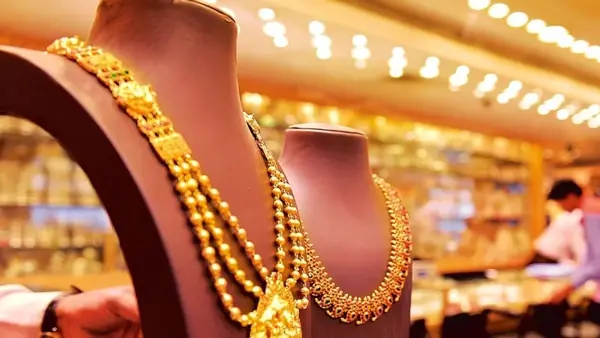 सोना ₹412 सस्ता और चांदी ₹327 गिरी, सालभर में दोनों ने दिए जबरदस्त रिटर्न