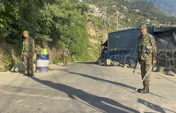 उधमपुर में आतंकियों के साथ मुठभेड़, एक जवान शहीद; किश्तवाड़ और डोडा में भी सर्च ऑपरेशन जारी